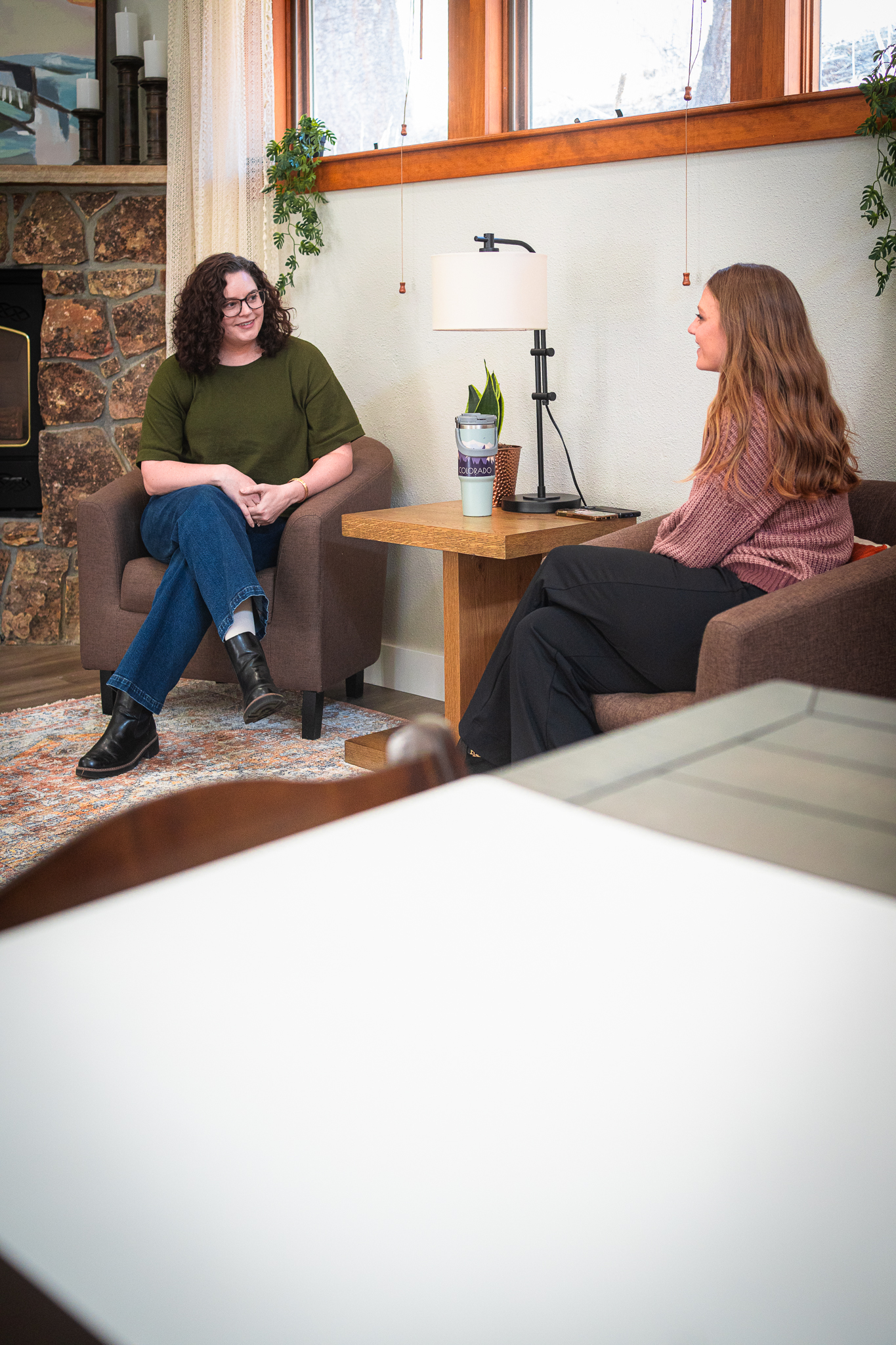 An advocate and a visitor talking in a comfortable seating area at the Evergreen Resiliency Center