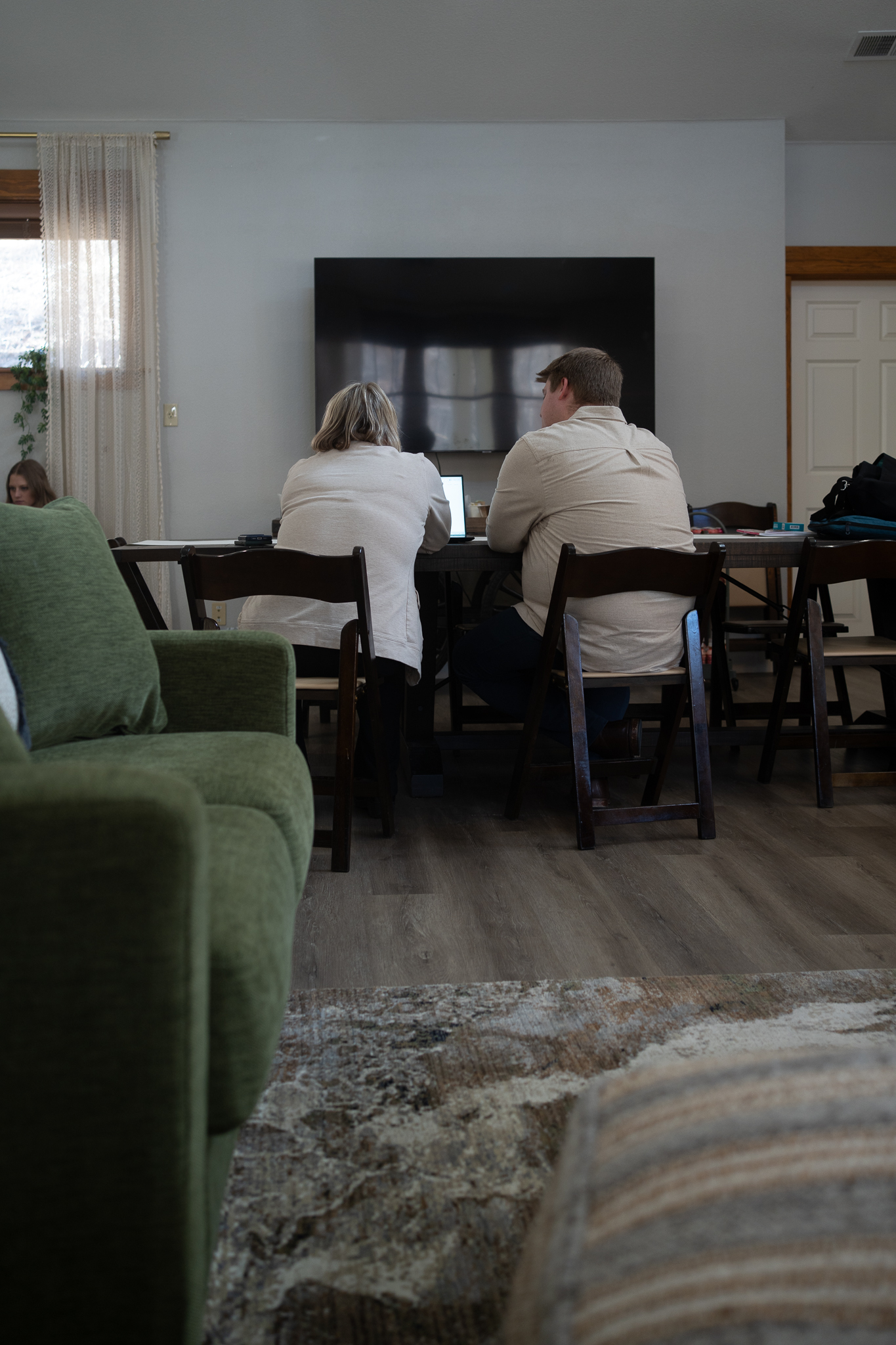 A group working together around a table in a gathering room at the Evergreen Resiliency Center